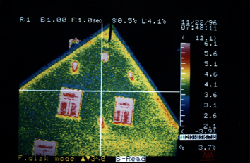 Thermographieaufnahme der Stirnseite eiens Hauses mit mehreren rot erscheinenden Fenstern