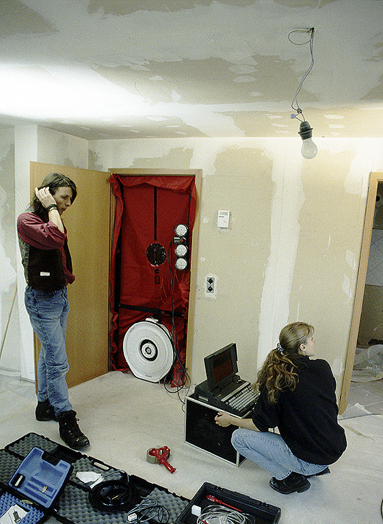 Aufnahme eine abgedichetten Raums mit Gerätschaft für eine Blower-Door-Messung